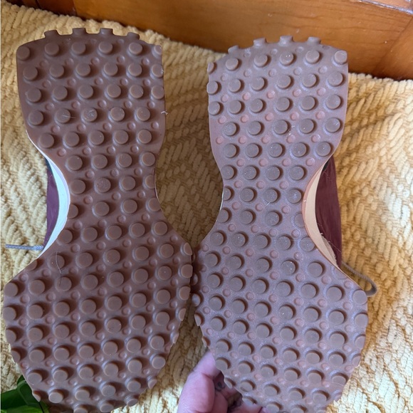 New Balance 327s! In great used condition- size 6 - Picture 4 of 5